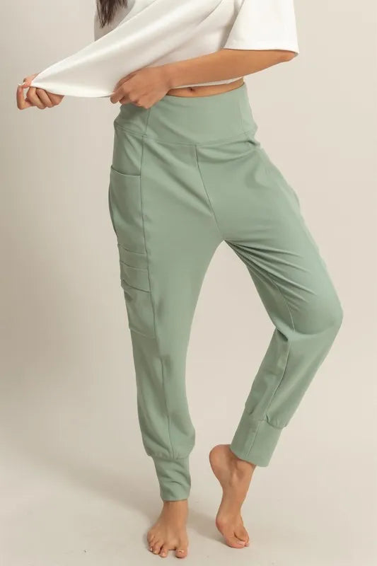 High-waist pocket detail comfy sweatpants with drawstring.