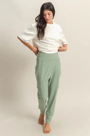 High-waist pocket detail comfy sweatpants with drawstring.