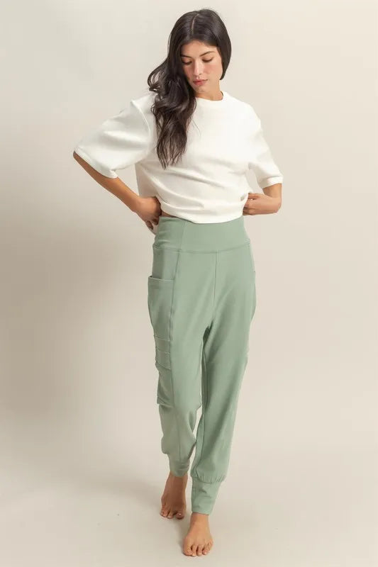 High-waist pocket detail comfy sweatpants with drawstring.