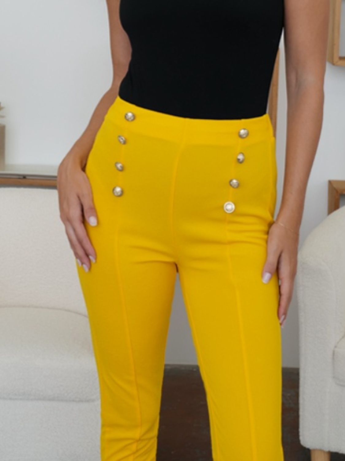 High waist skinny pants with decorative buttons, opaque.