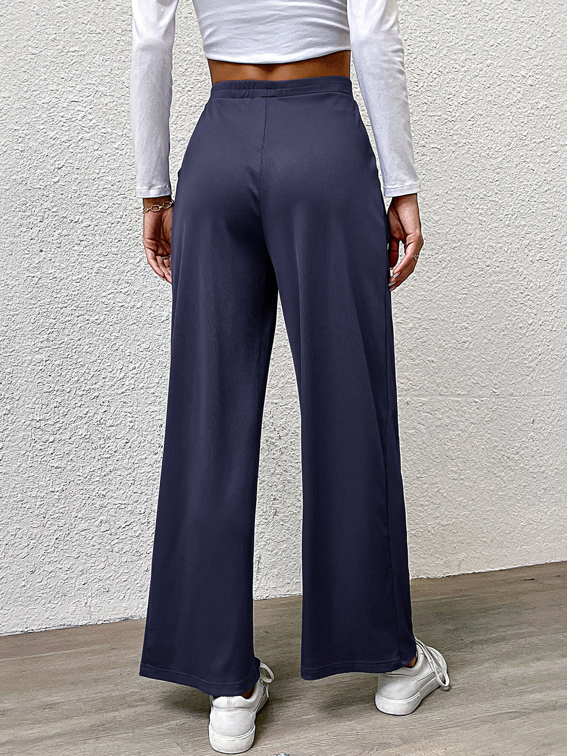High waist straight pants with pockets, opaque.