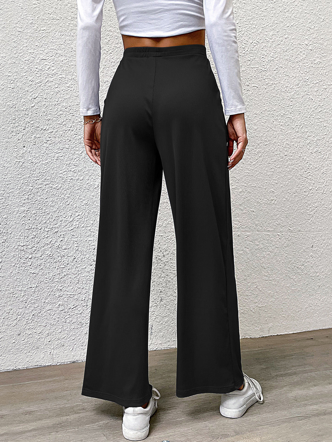 High waist straight pants with pockets, opaque.