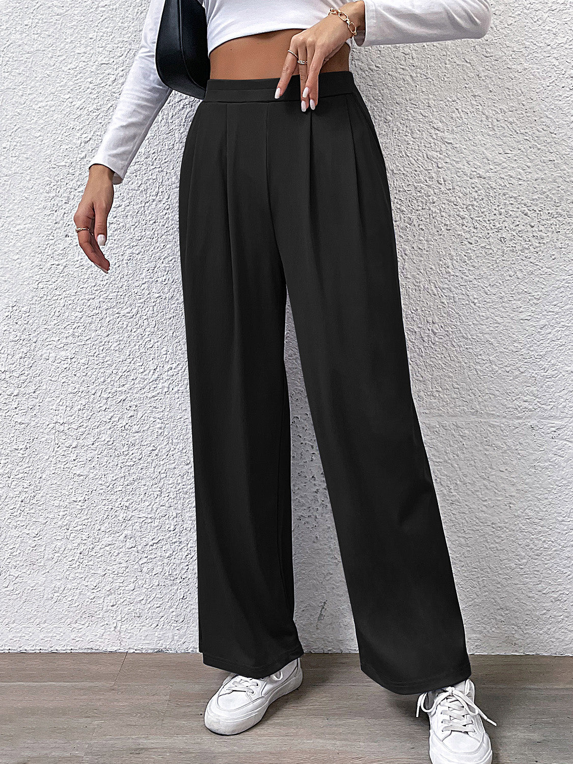 High waist straight pants with pockets, opaque.