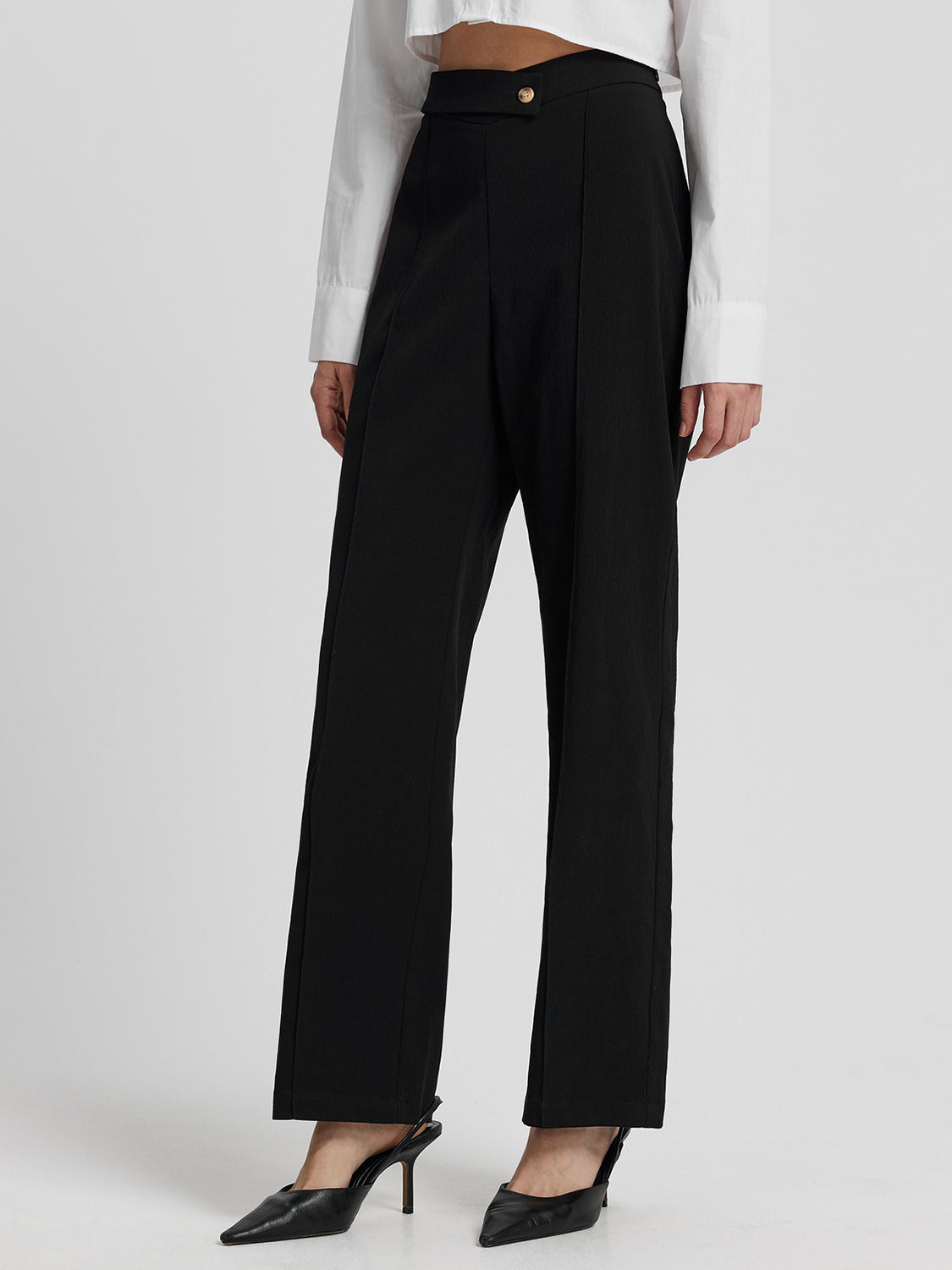 High waist straight pants, opaque.