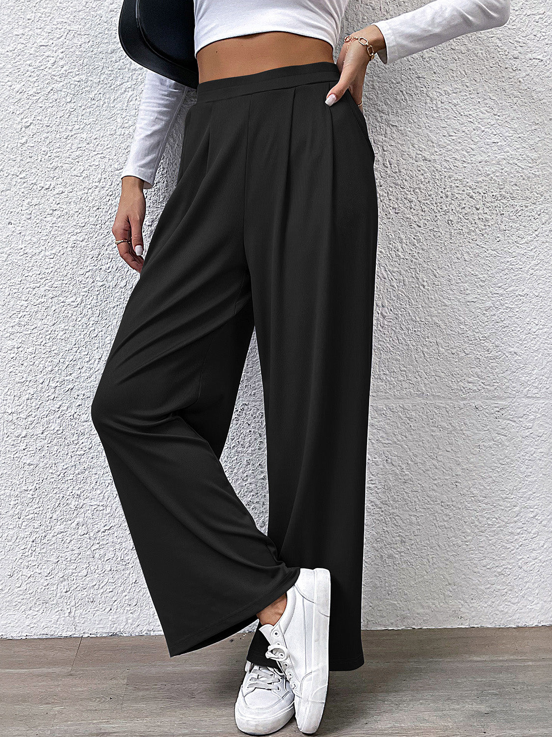 High waist straight pants with pockets, opaque.