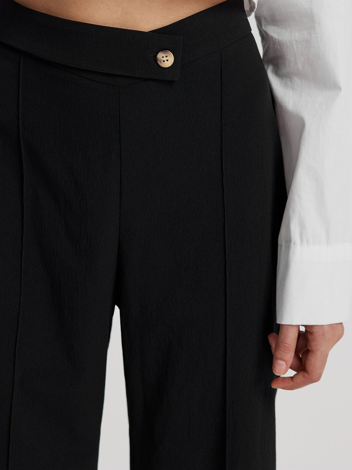 High waist straight pants, opaque.