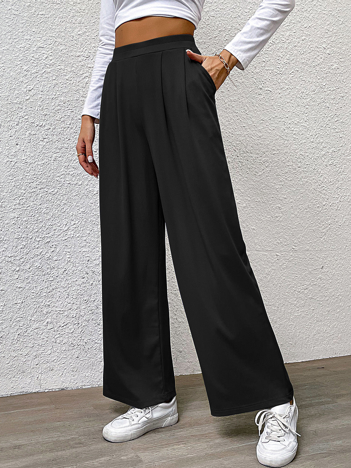 High waist straight pants with pockets, opaque.