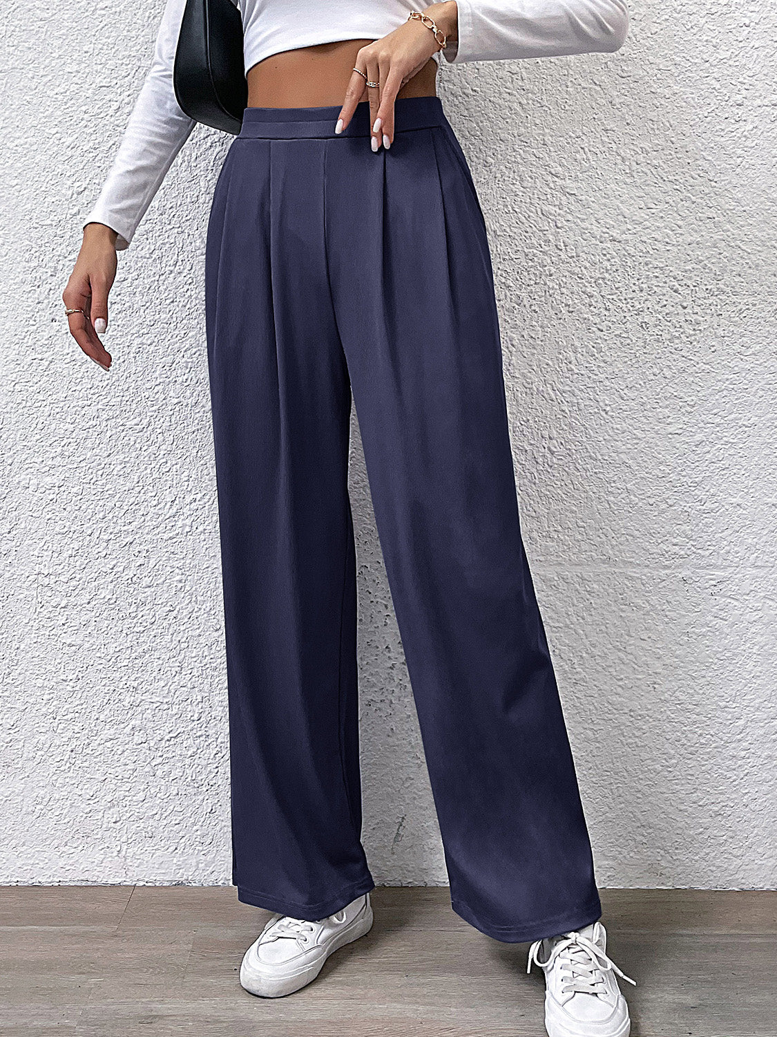 High waist straight pants with pockets, opaque.