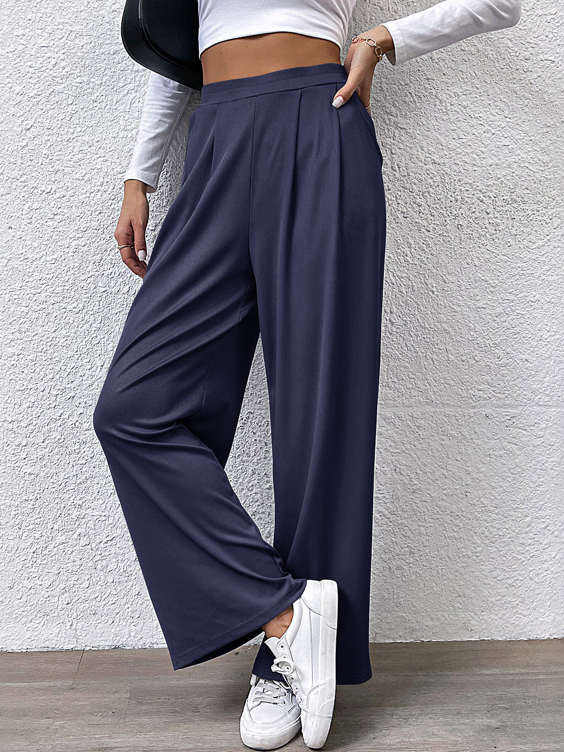 High waist straight pants with pockets, opaque.