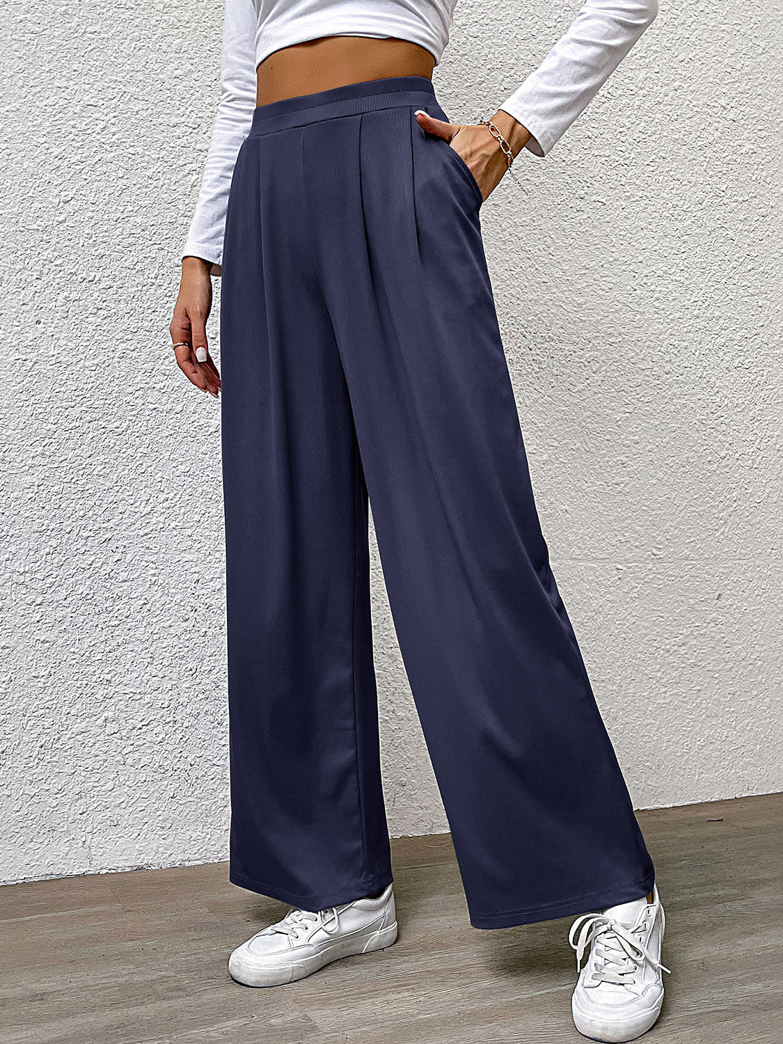 High waist straight pants with pockets, opaque.