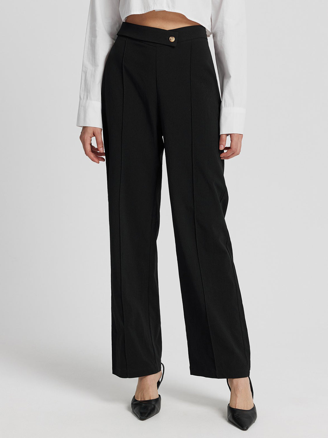 High waist straight pants, opaque.