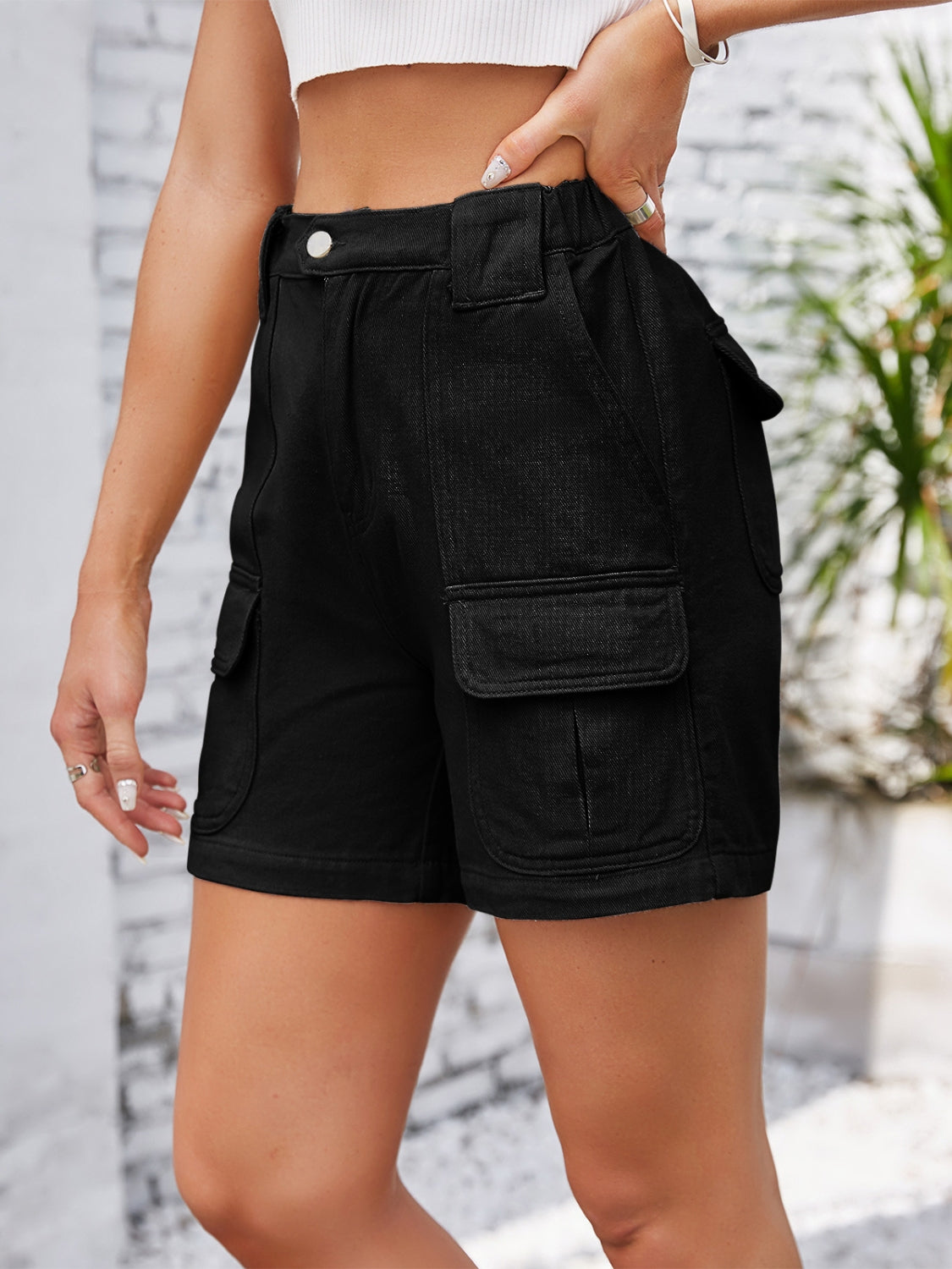 High-waist western embroidery detail cut-off denim shorts with raw hem and pockets.