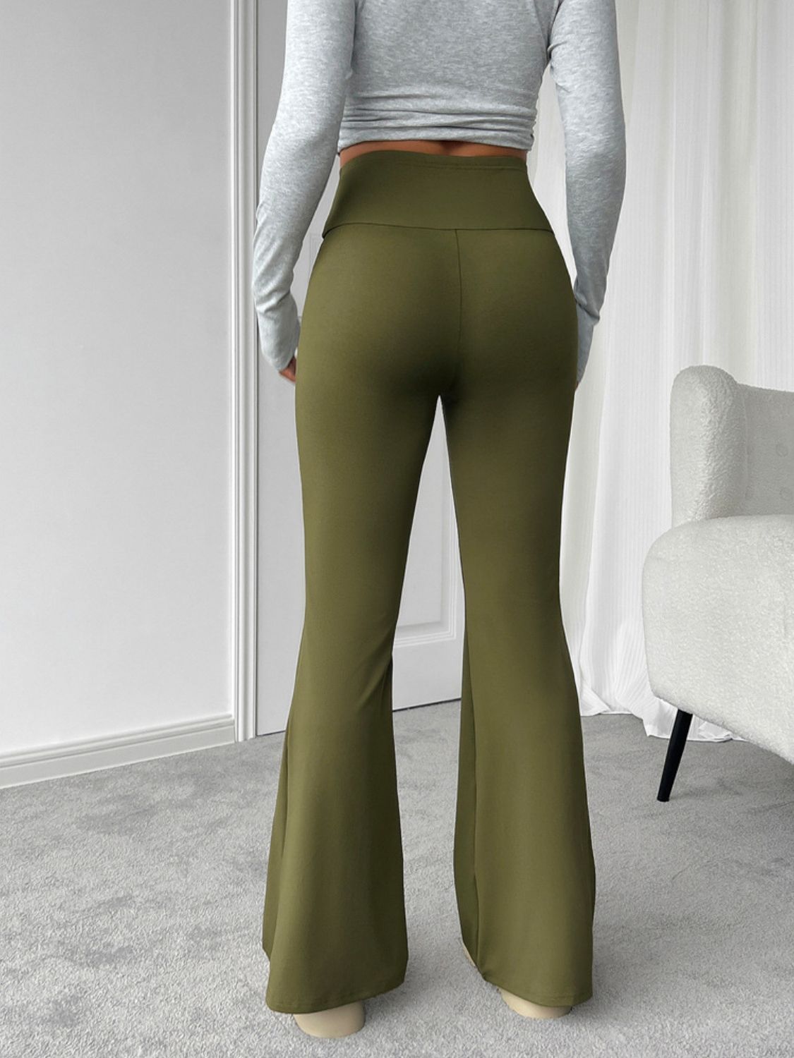 Highly stretchy bootcut pants, opaque.