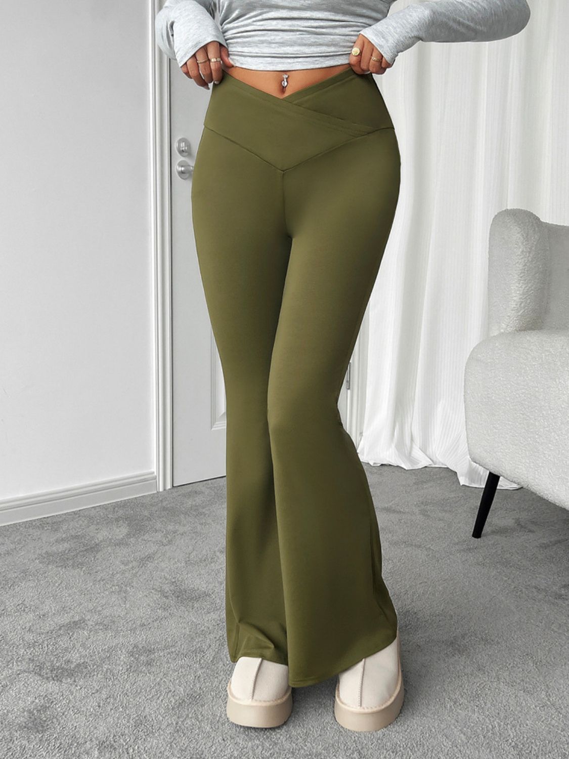 Highly stretchy bootcut pants, opaque.