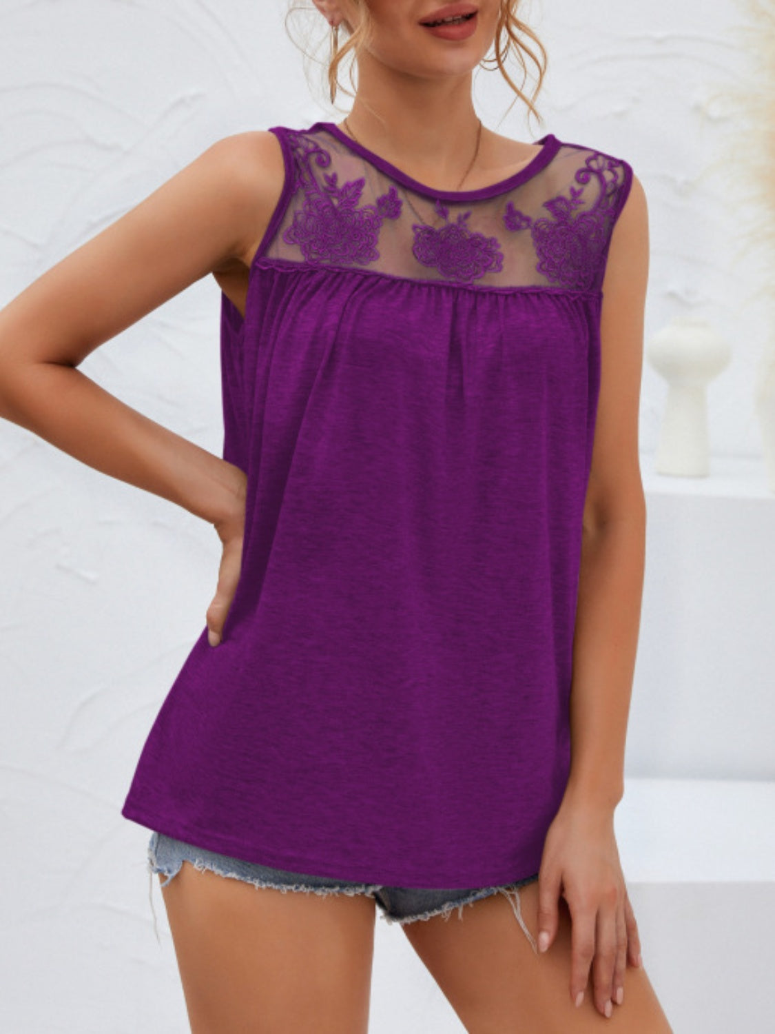 Lace detail round neck tank top.