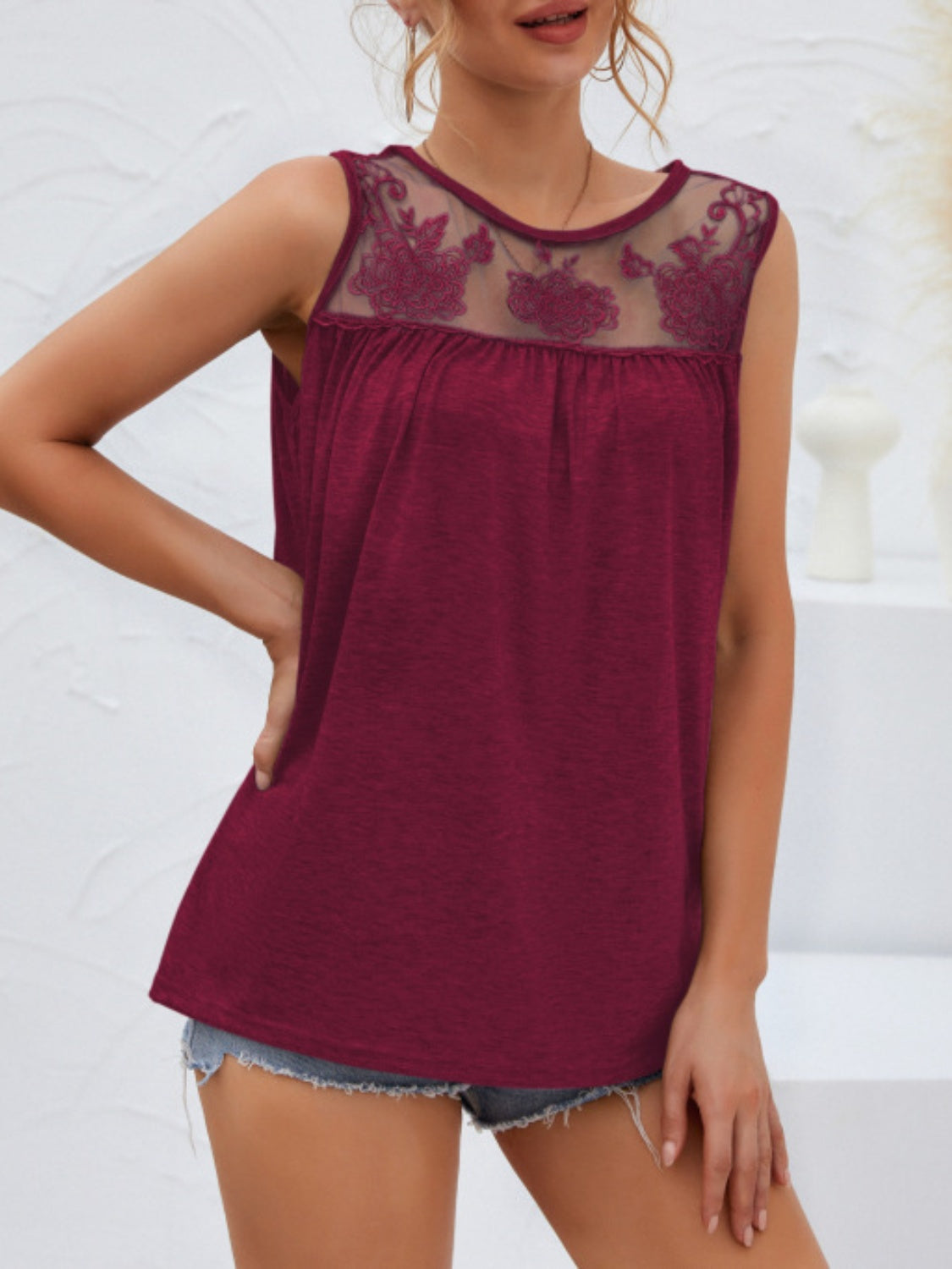 Lace detail round neck tank top.
