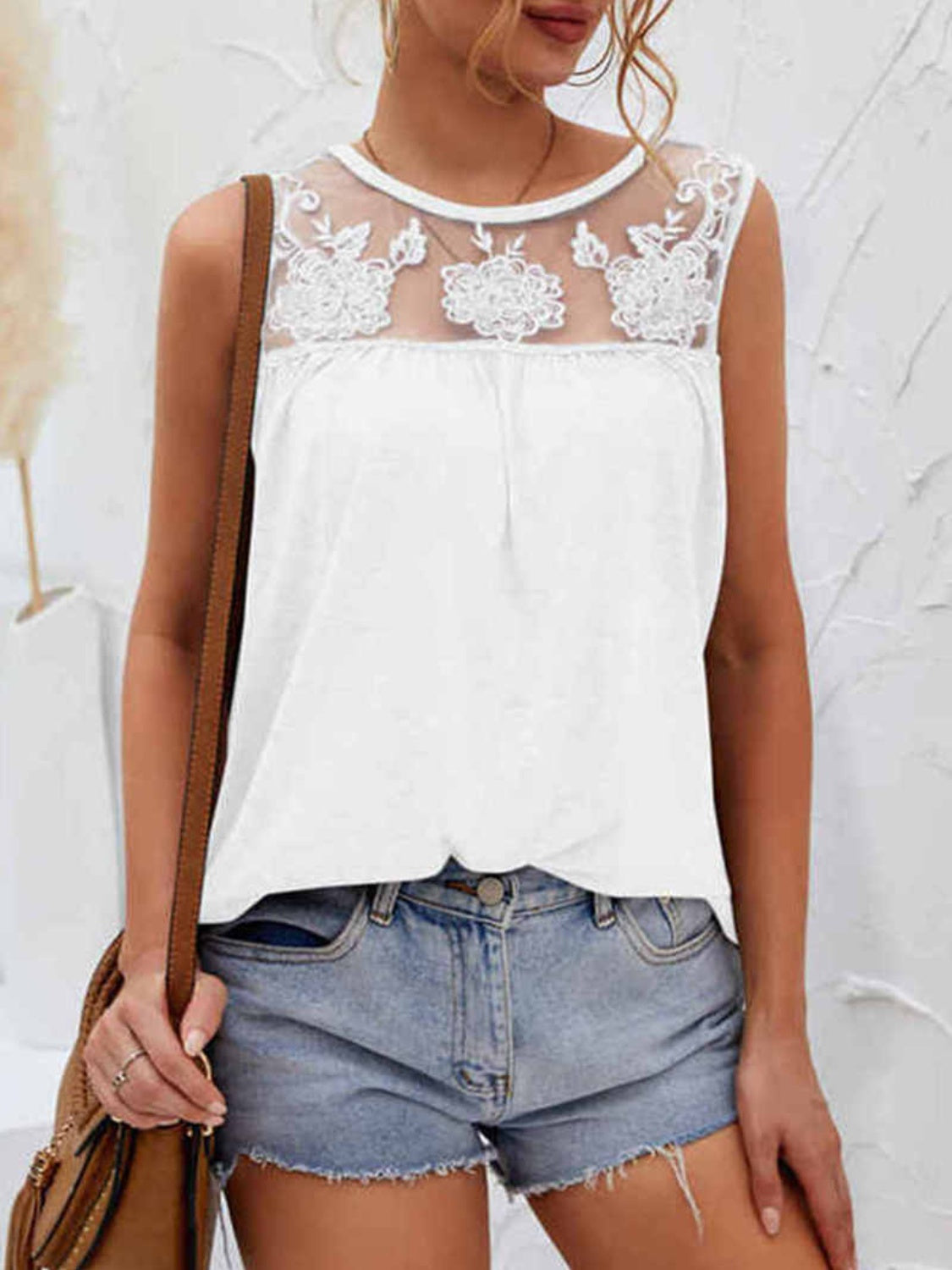 Lace detail round neck tank top.