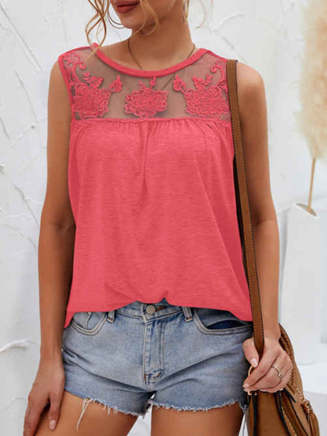 Lace detail round neck tank top.