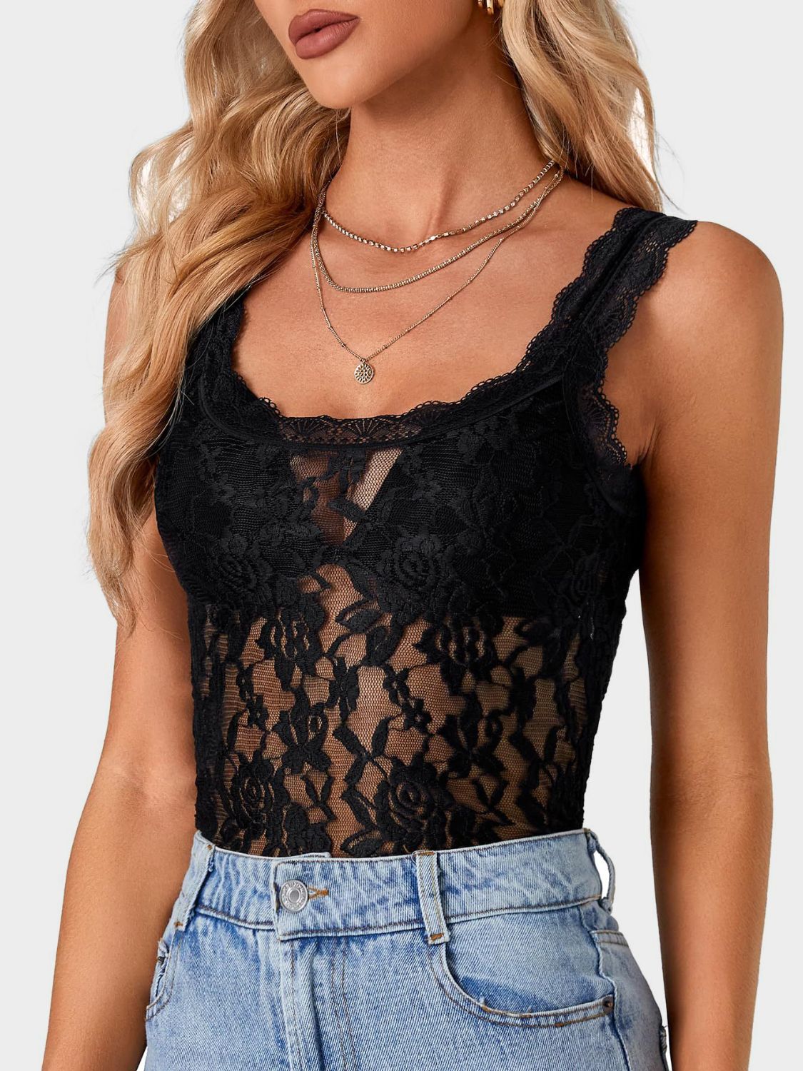 Lace scoop neck tank top.