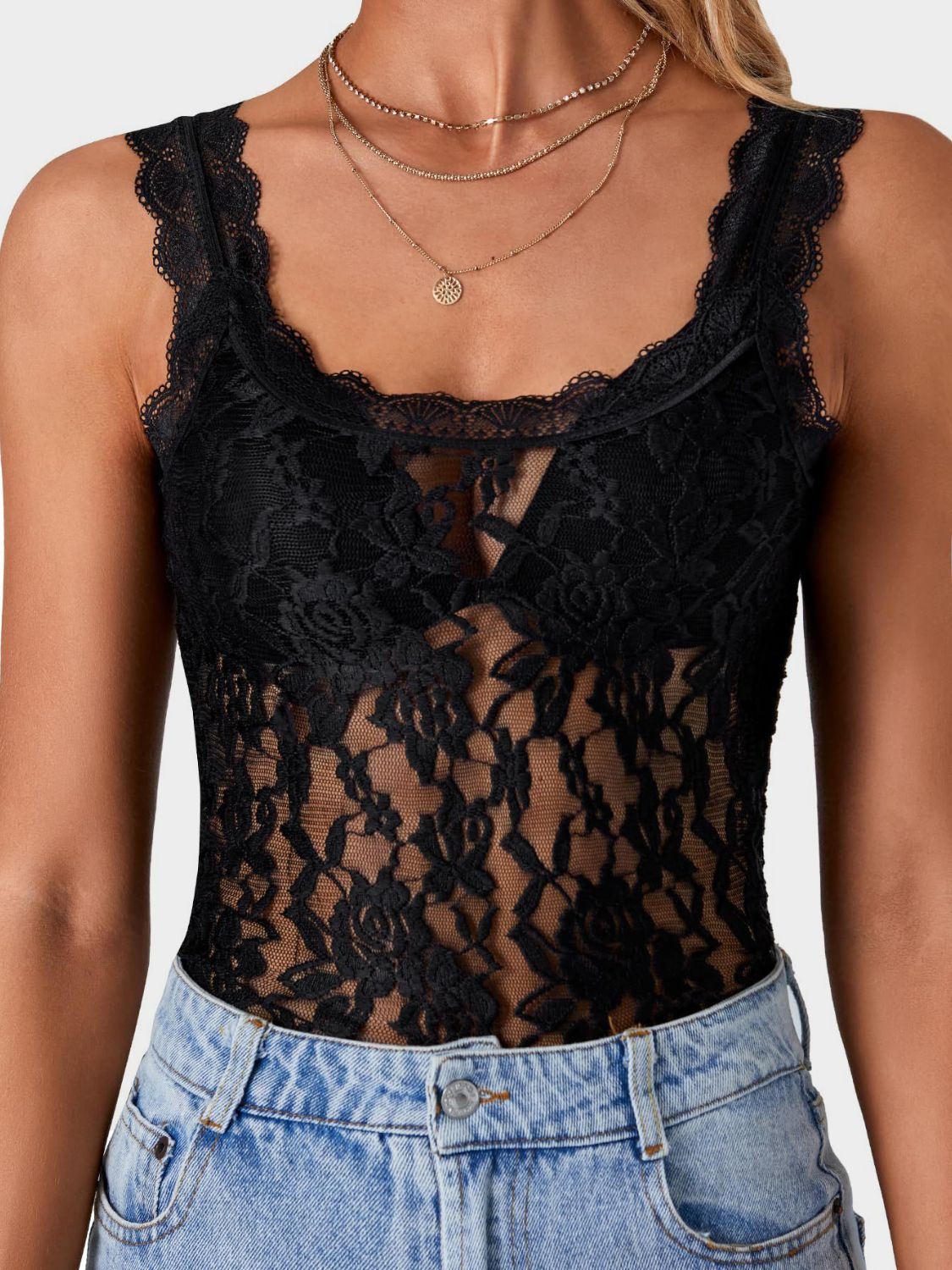 Lace scoop neck tank top.