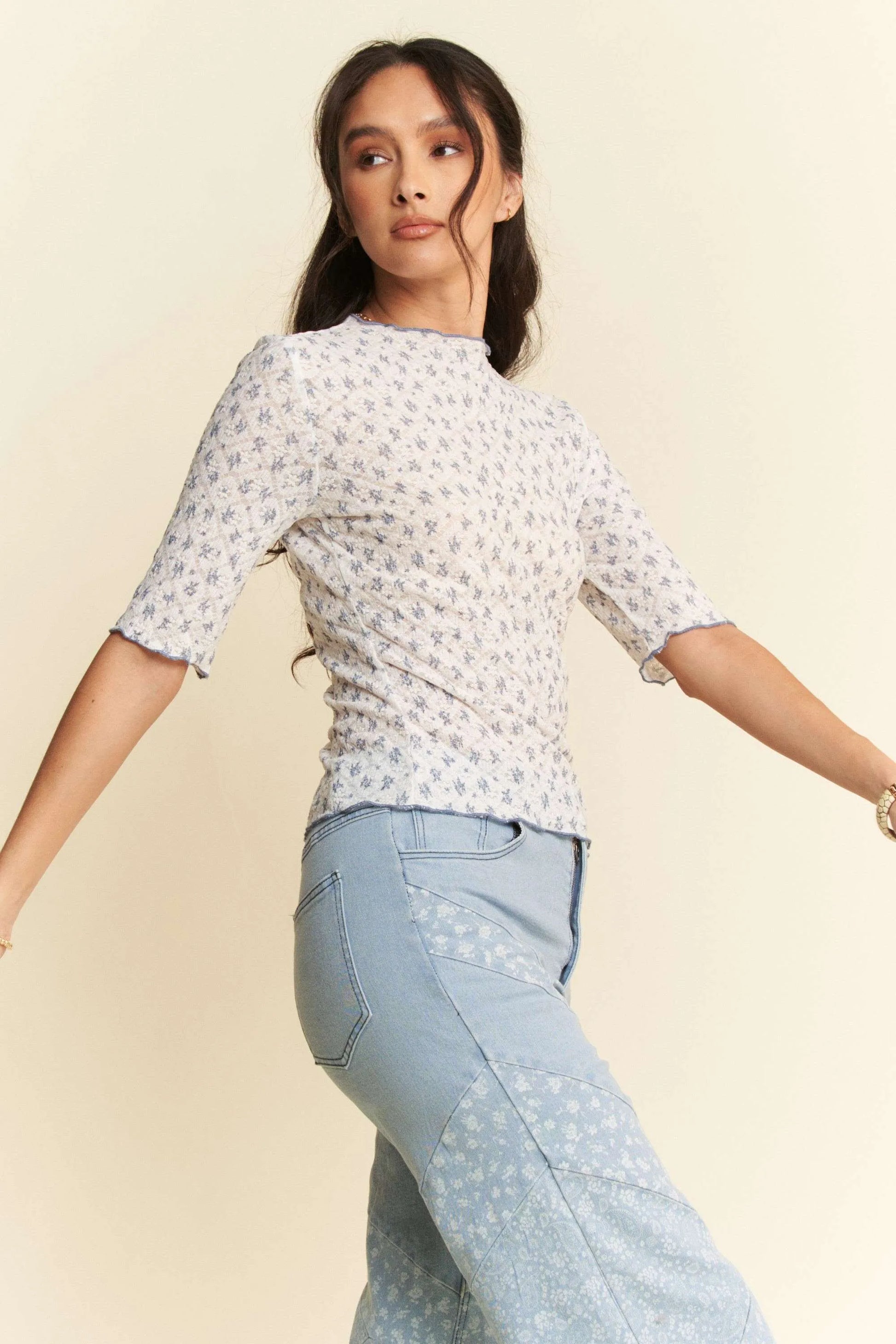 Davi Dani Lace Stretch Floral Marrow Edge Half Sleeve Top.