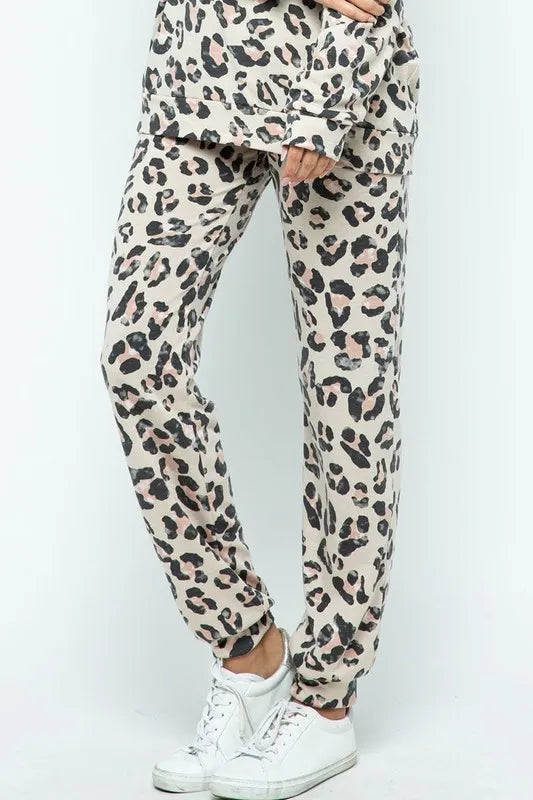 Leopard casual pants with side pockets and drawstring.