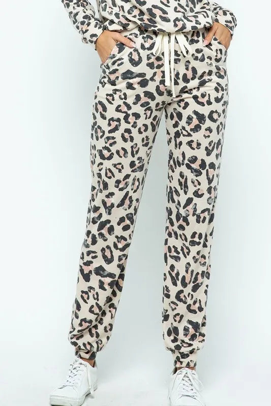 Leopard casual pants with side pockets and drawstring.