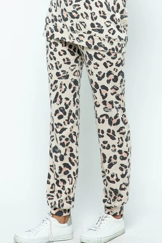 Leopard casual pants with side pockets and drawstring.