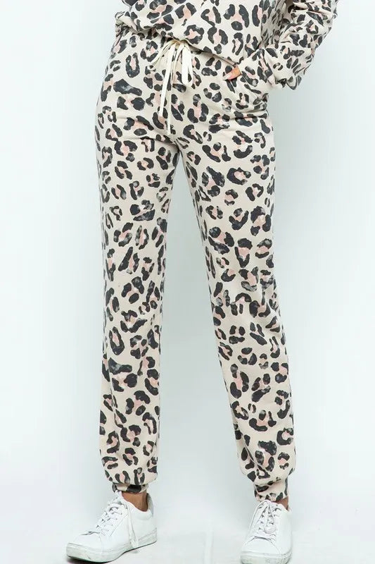Leopard casual pants with side pockets and drawstring.