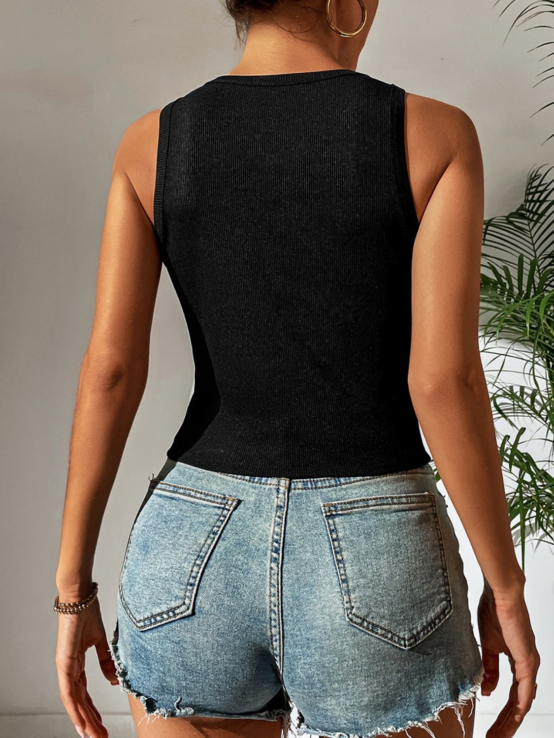 Leopard print round neck tank top with cutout.