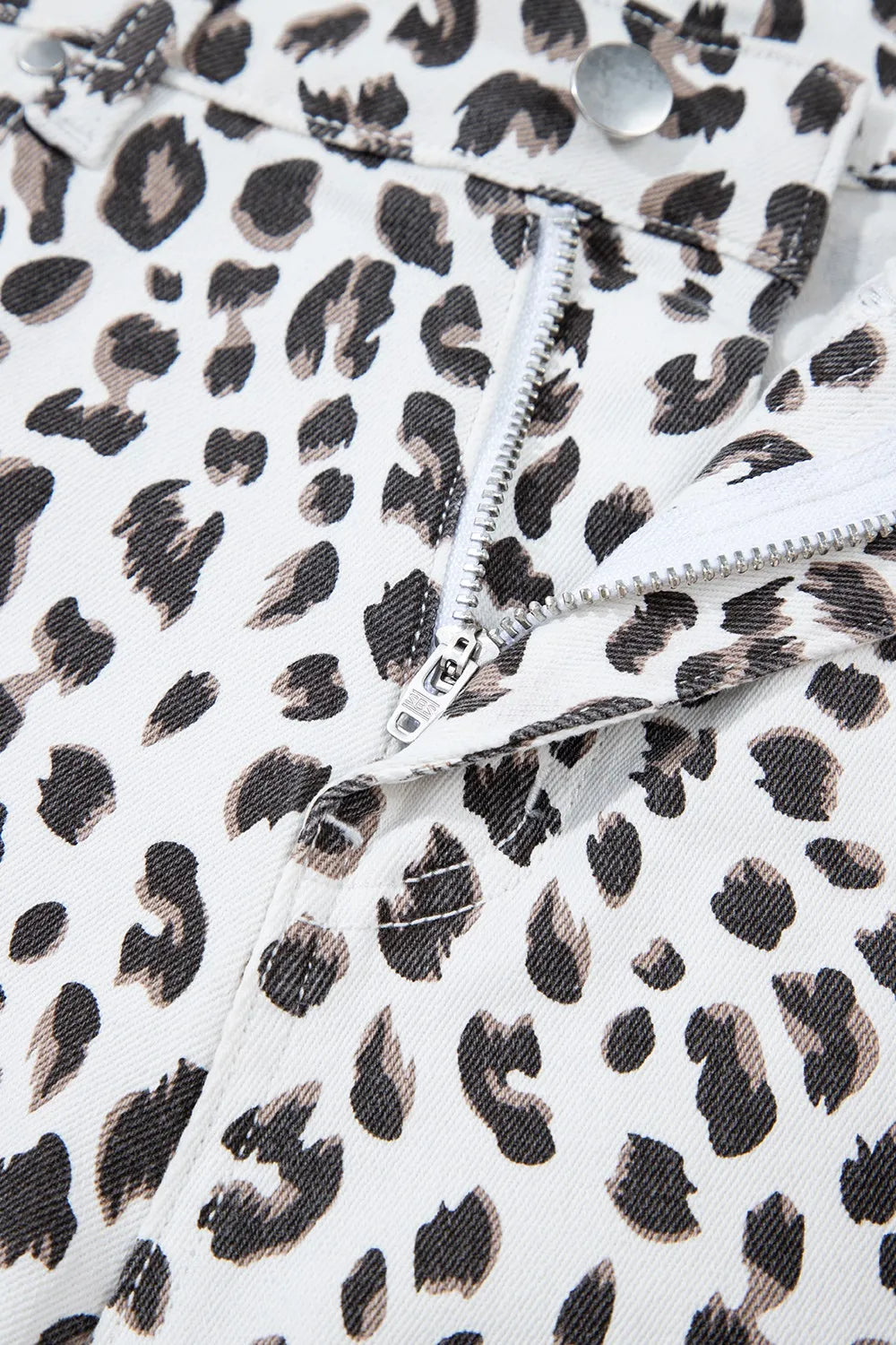 Leopard shorts with pockets.