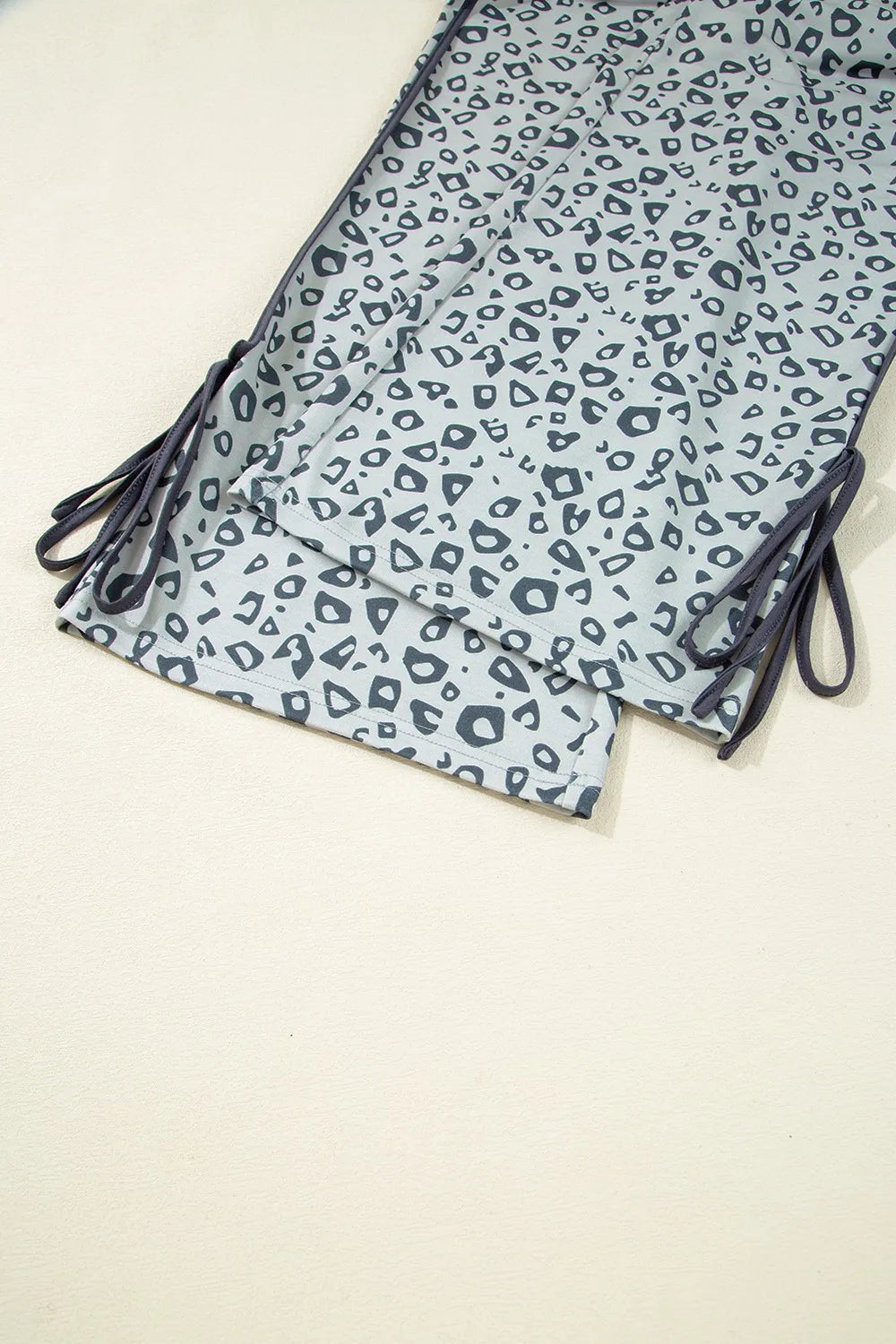 Leopard high waist side bow pants with pockets.