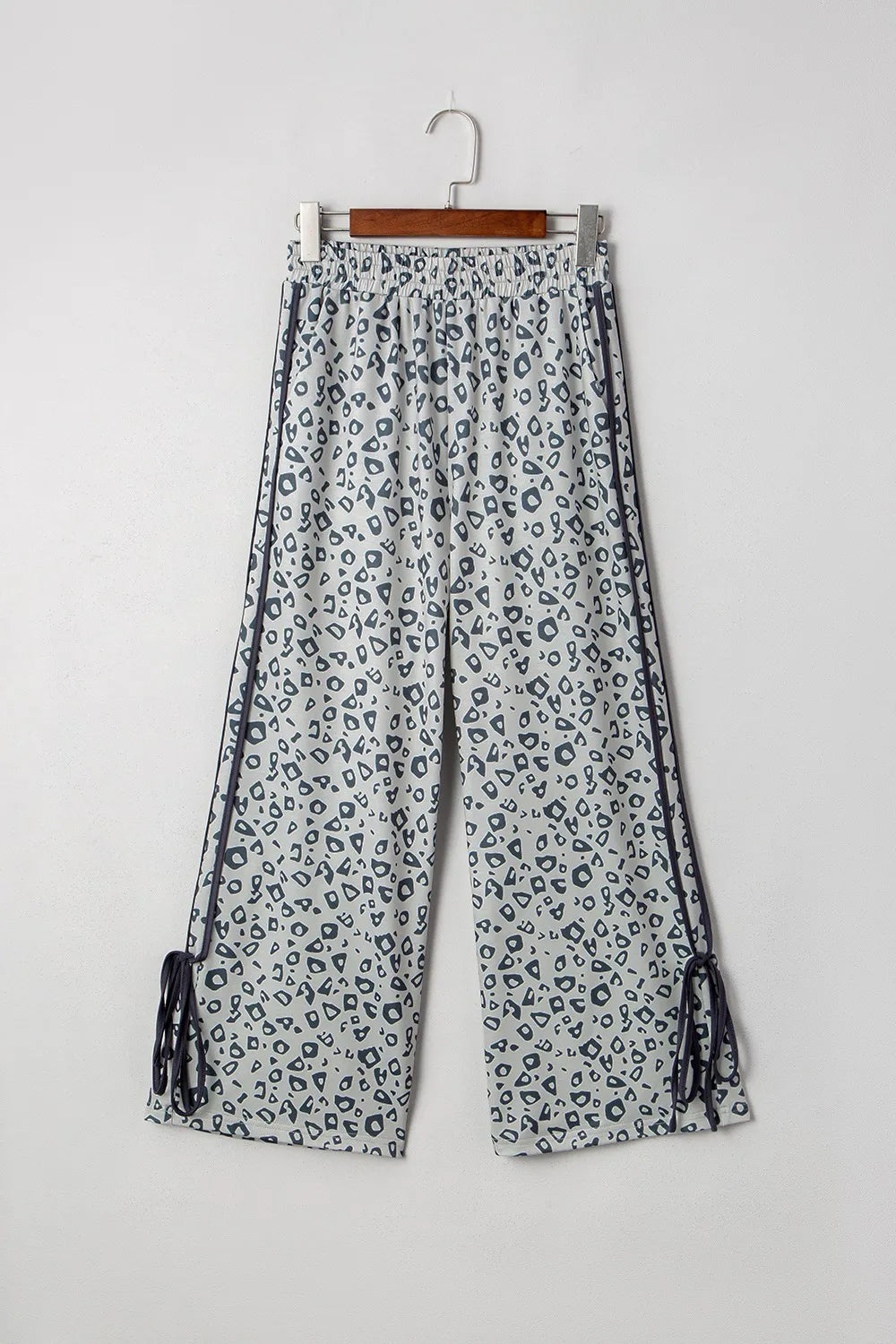 Leopard high waist side bow pants with pockets.