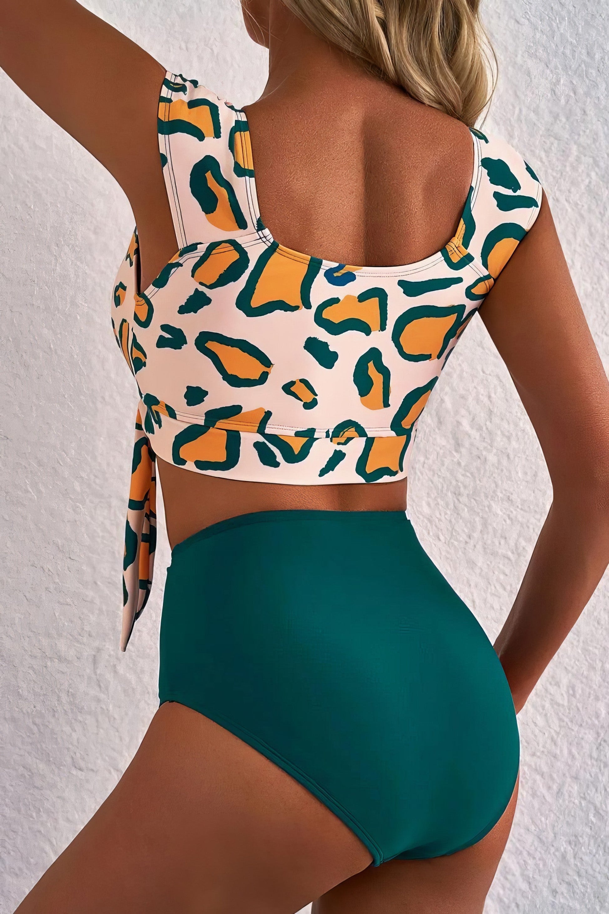 Leopard print U-neck knotted high-waist bikini set with removable padding.