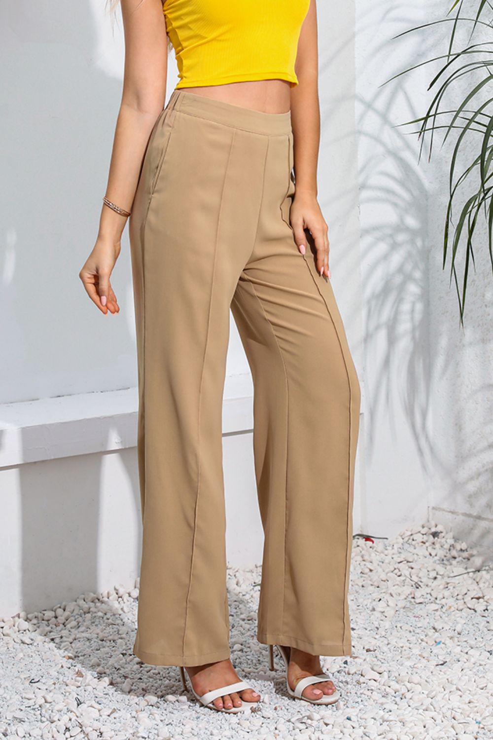 Long pants with pockets, chic style.