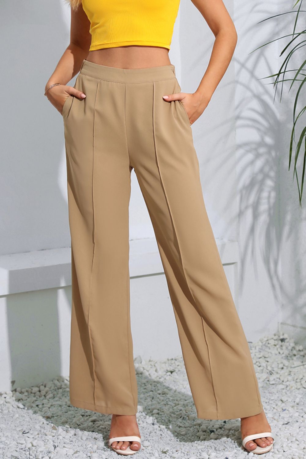 Long pants with pockets, chic style.
