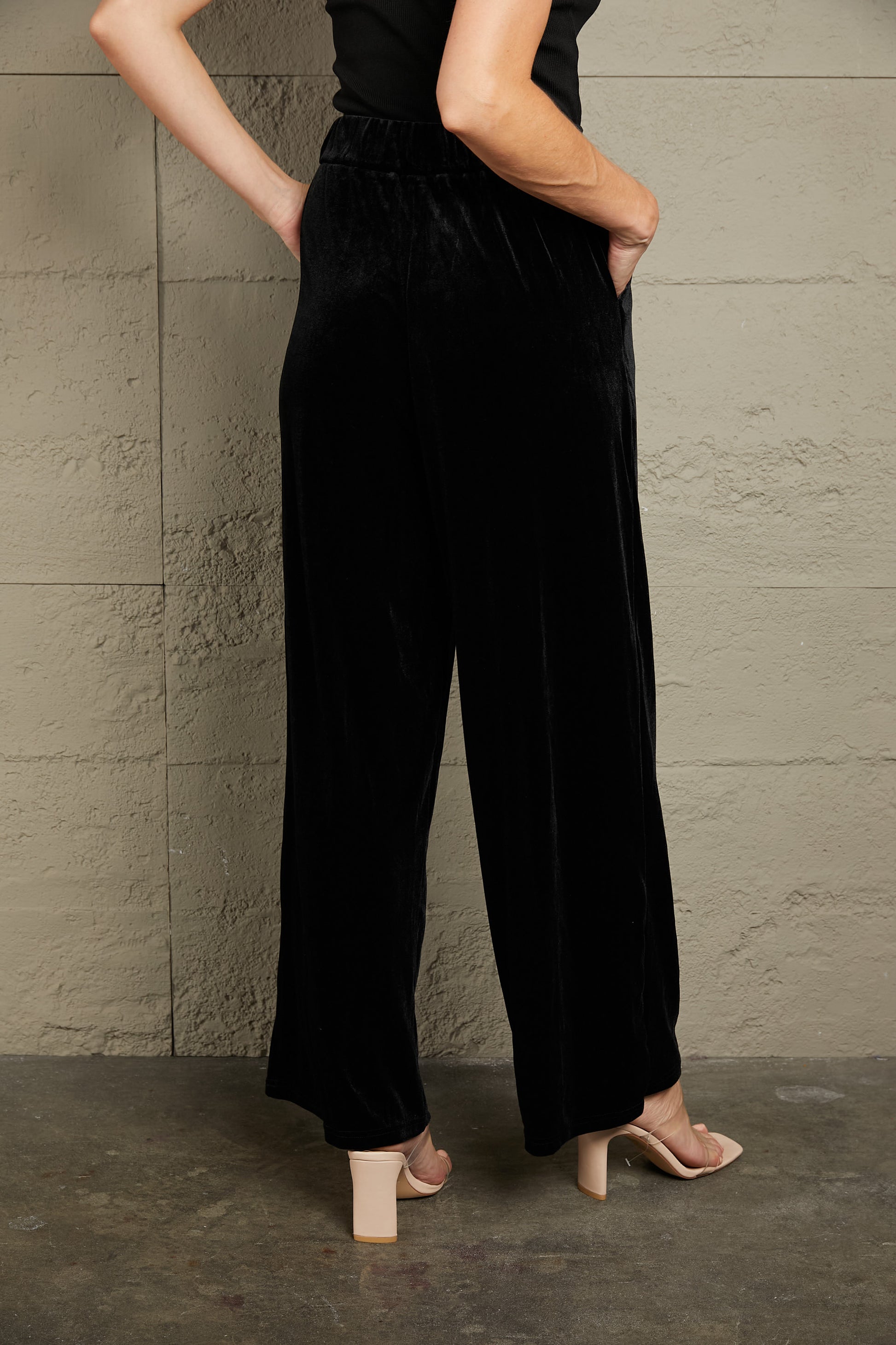 Loose fit high waist long pants with pockets, chic style.