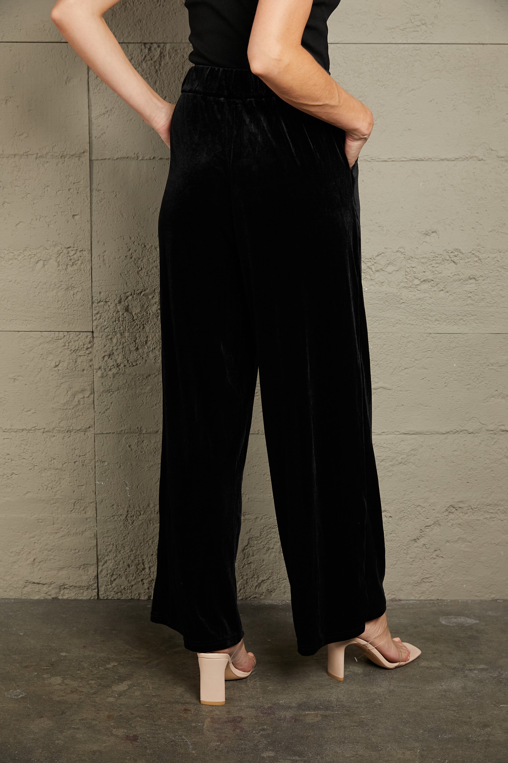 Loose fit high waist long pants with pockets, chic style.