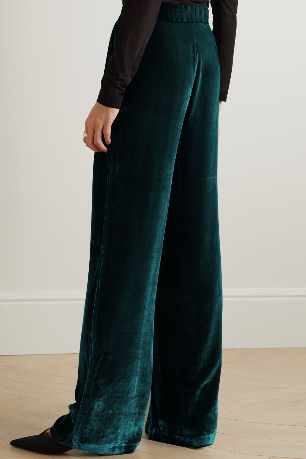 Loose fit high waist long pants with pockets, chic style.