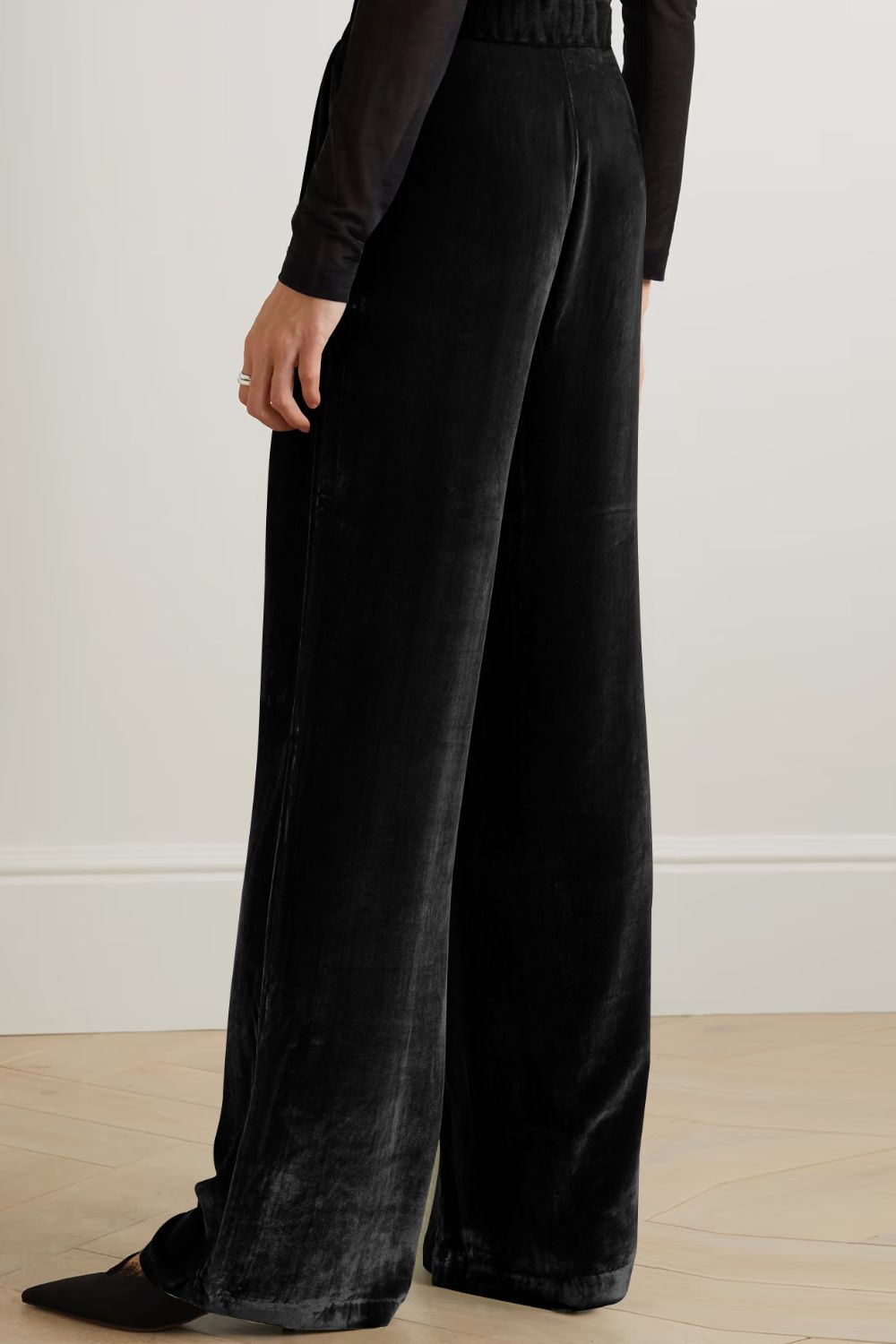 Loose fit high waist long pants with pockets, chic style.