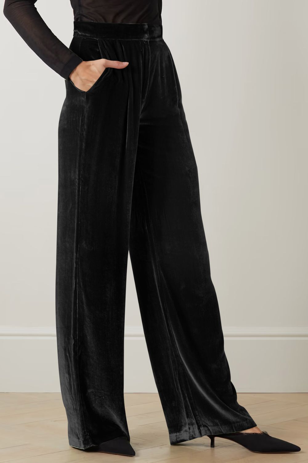 Loose fit high waist long pants with pockets, chic style.