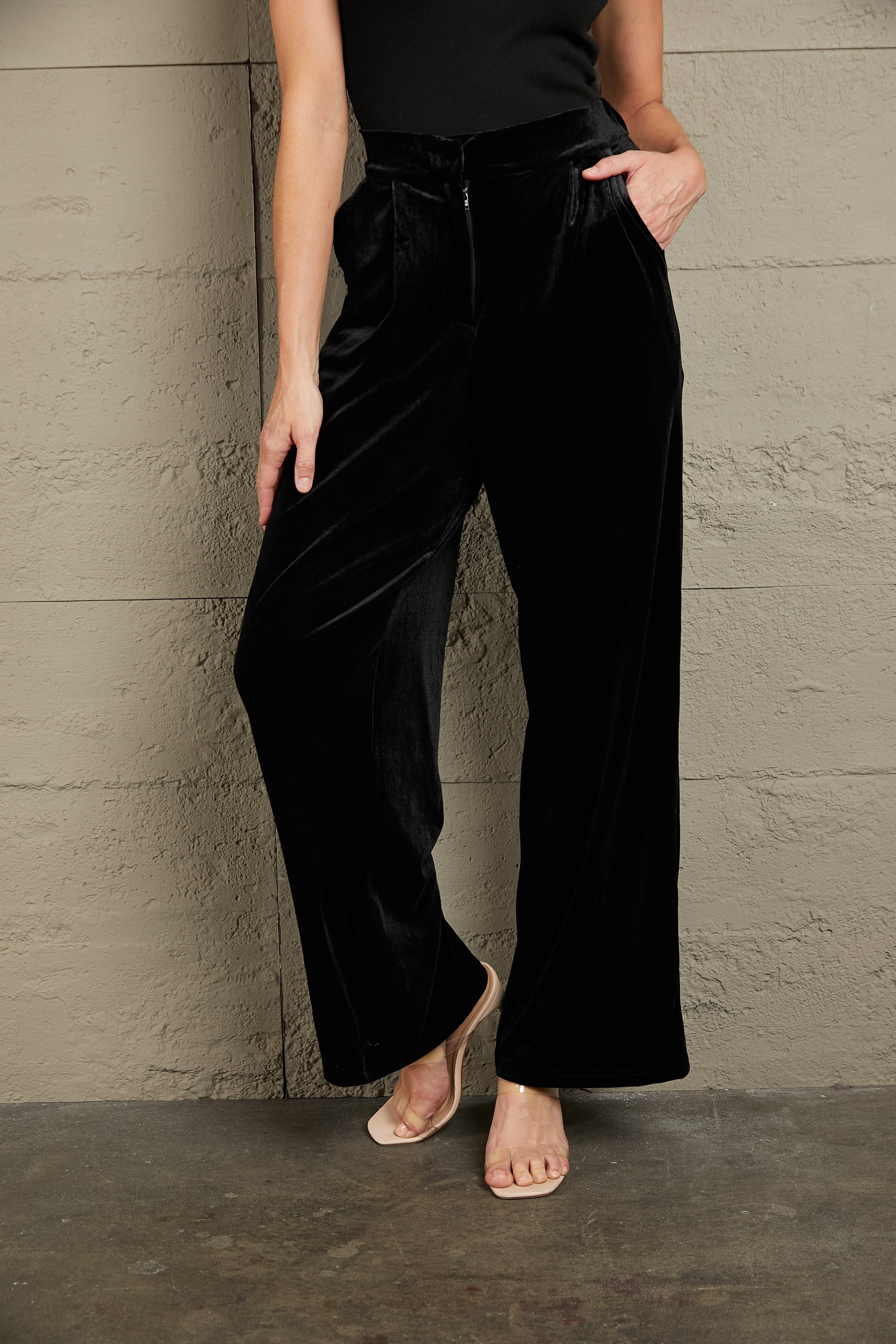 Loose fit high waist long pants with pockets, chic style.