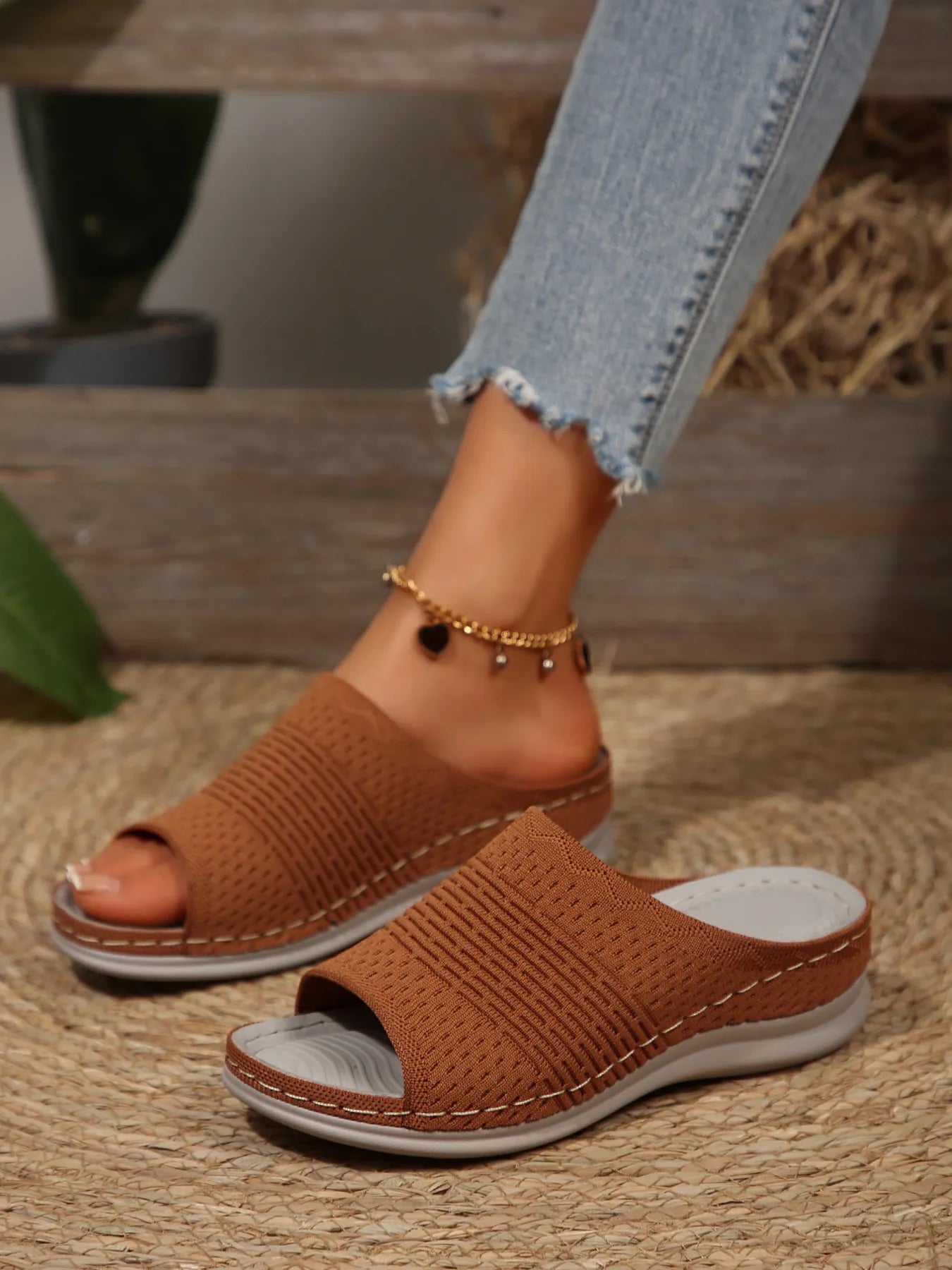 Breathable mesh open toe flat sandals.