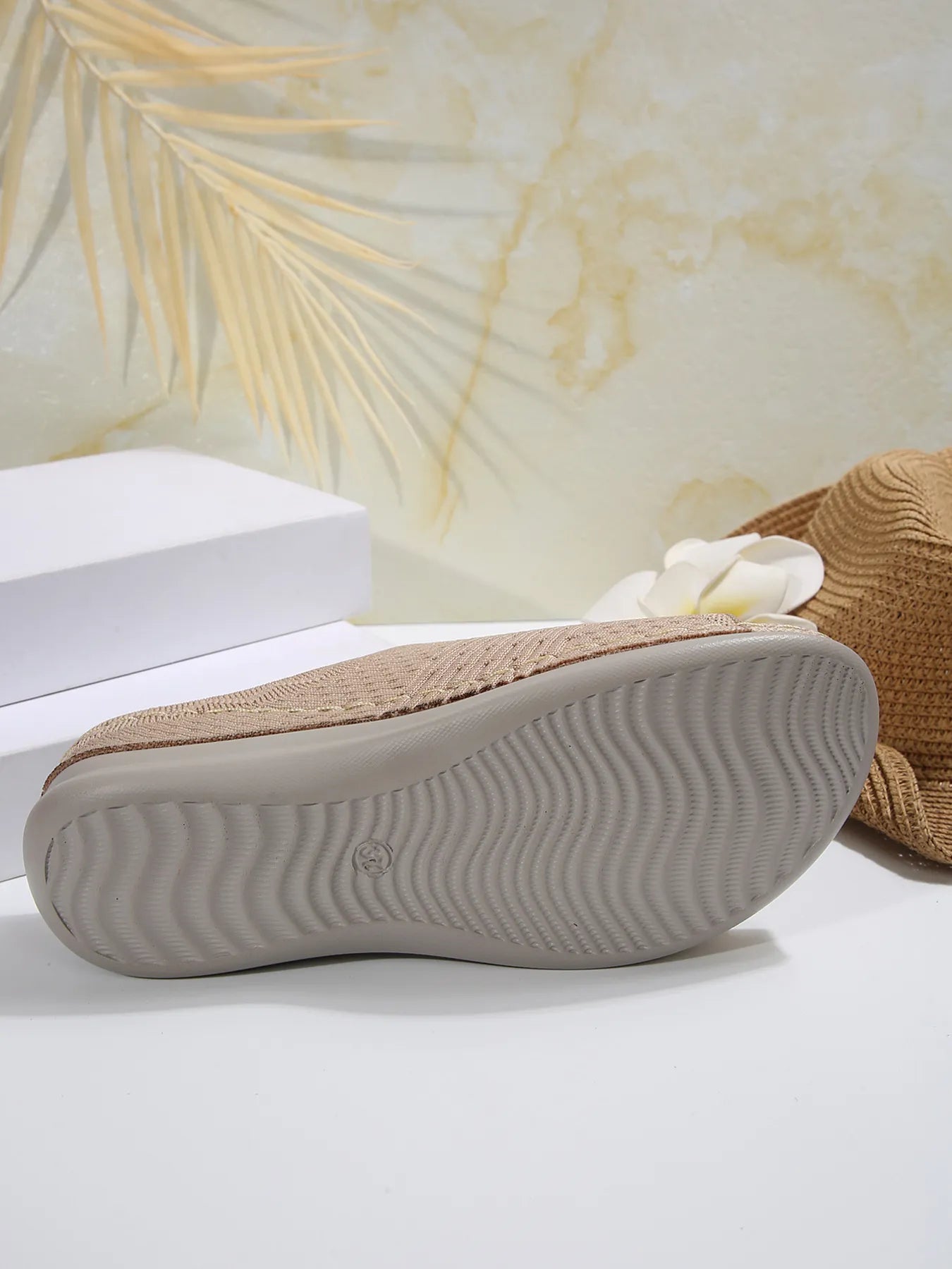 Breathable mesh open toe flat sandals.