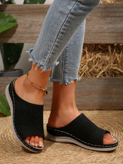 Breathable mesh open toe flat sandals.