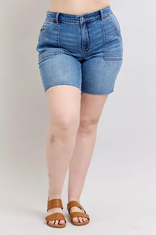 Cord rib shorts with band side slit, drawstring, and pockets.