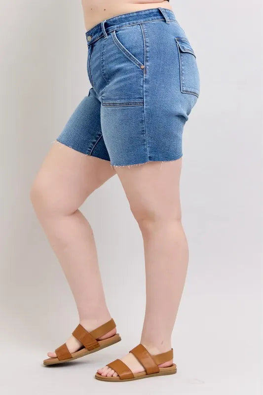 Cord rib shorts with band side slit, drawstring, and pockets.