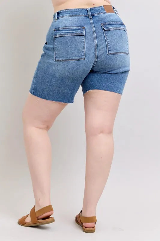 Cord rib shorts with band side slit, drawstring, and pockets.