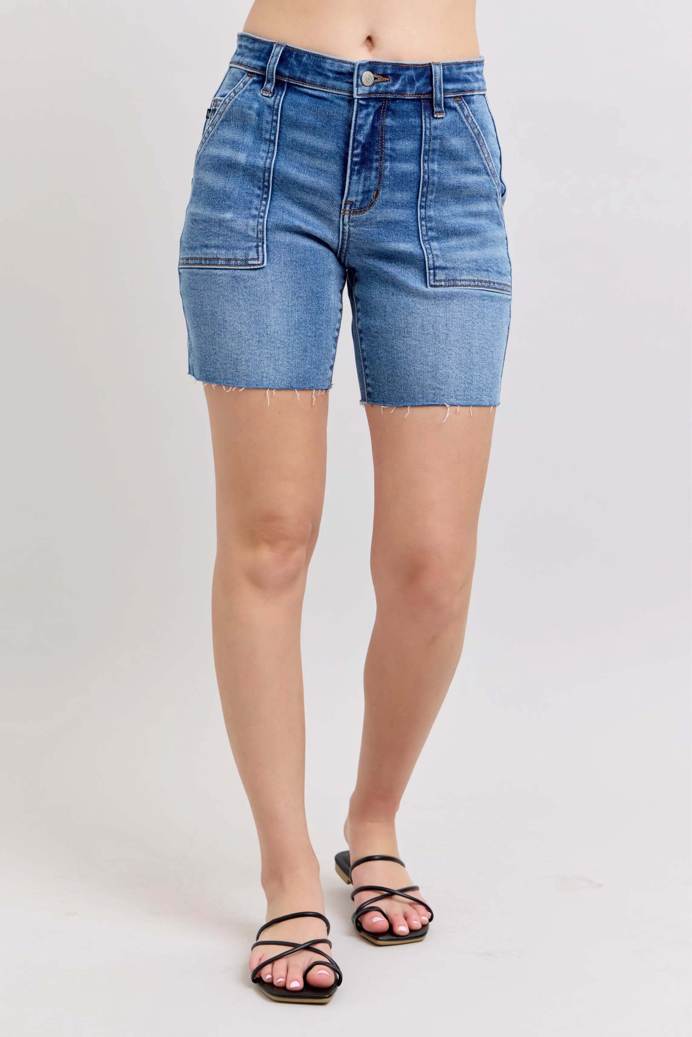 Cord rib shorts with band side slit, drawstring, and pockets.