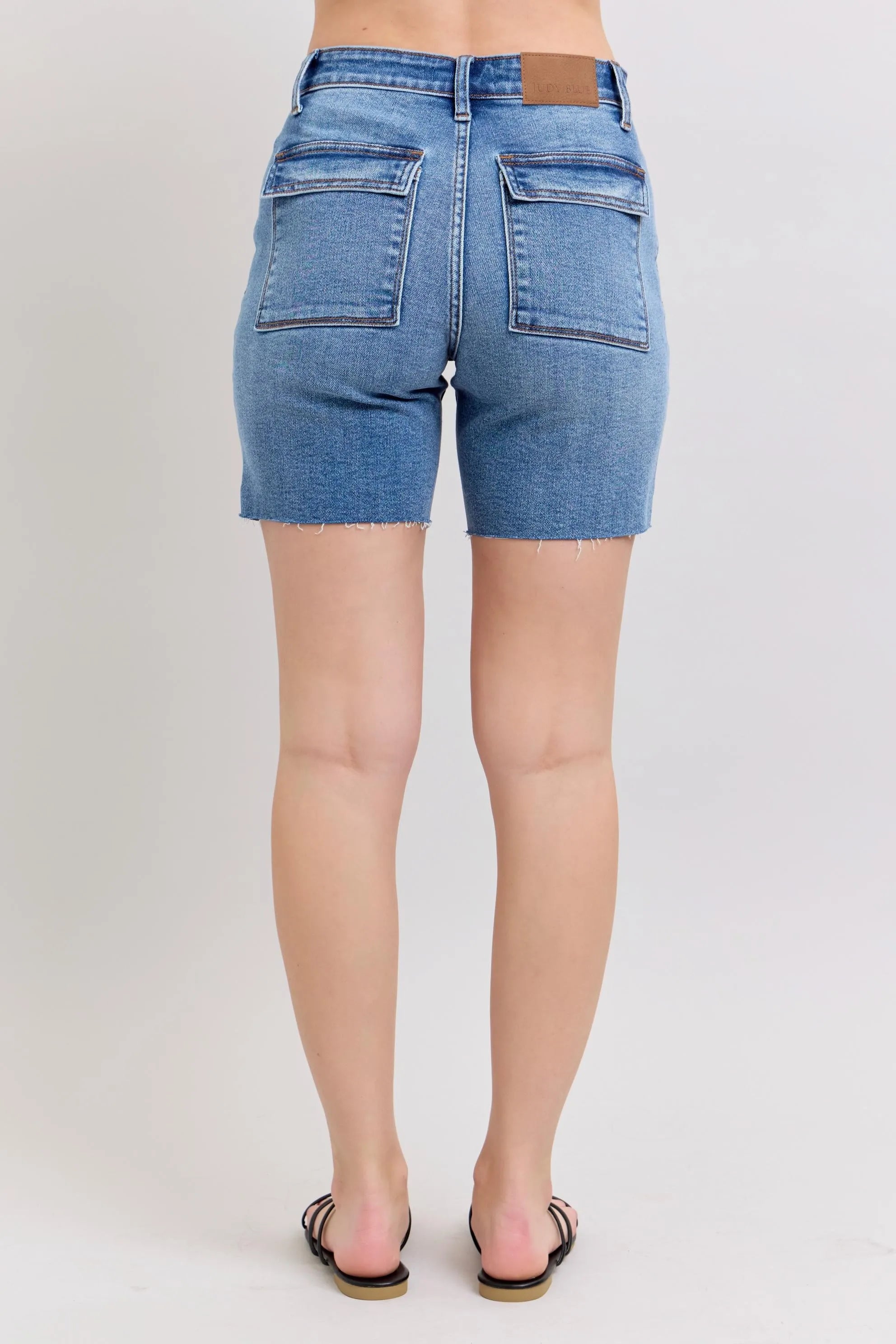 Cord rib shorts with band side slit, drawstring, and pockets.